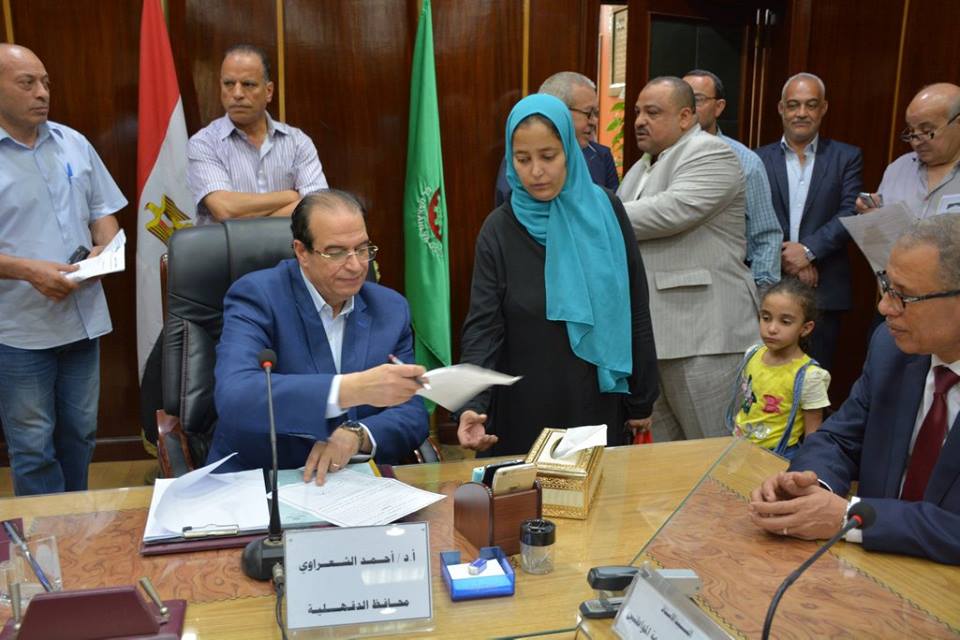 محافظ الدقهلية : يأمر بتجهيز عروسه و توفير فرص عمل بالقطاع الخاص ويسلم الشنط الرمضانية لعدد من الحالات