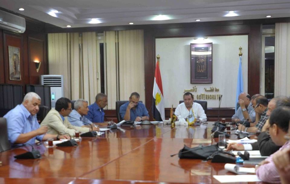 محافظ الأقصر يعقد إجتماع لحل أزمة القمامة