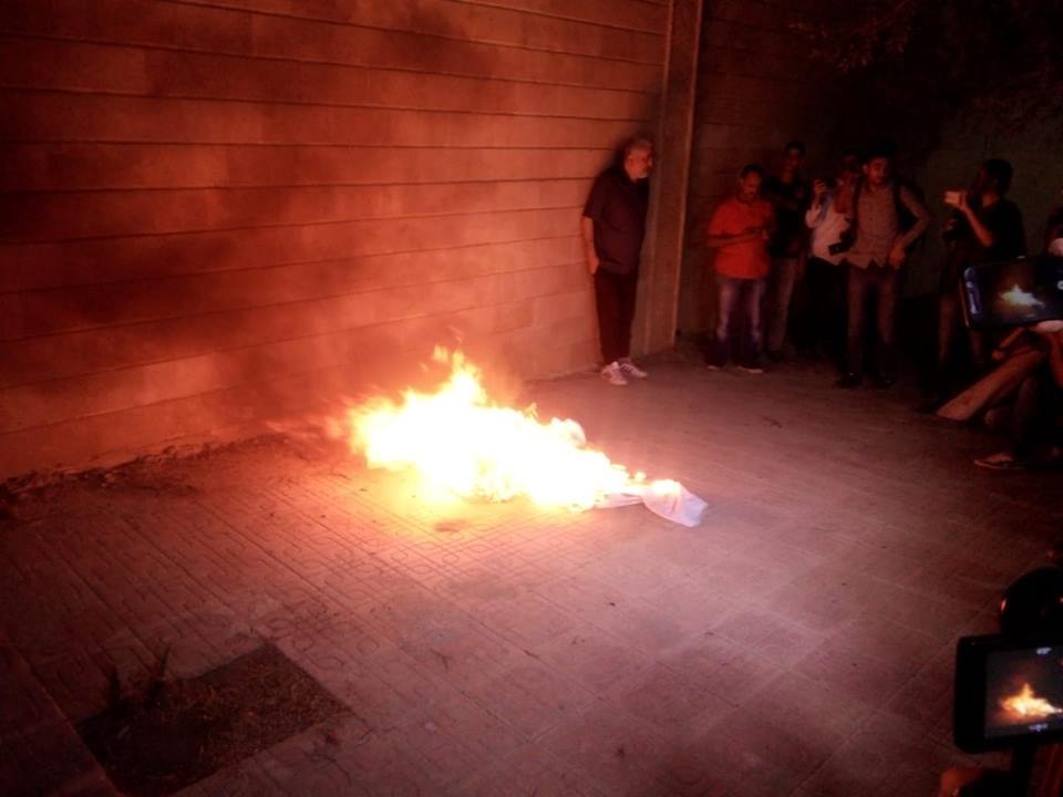 حل رابطة “وايت نايتس” وحرق علم الرابطة