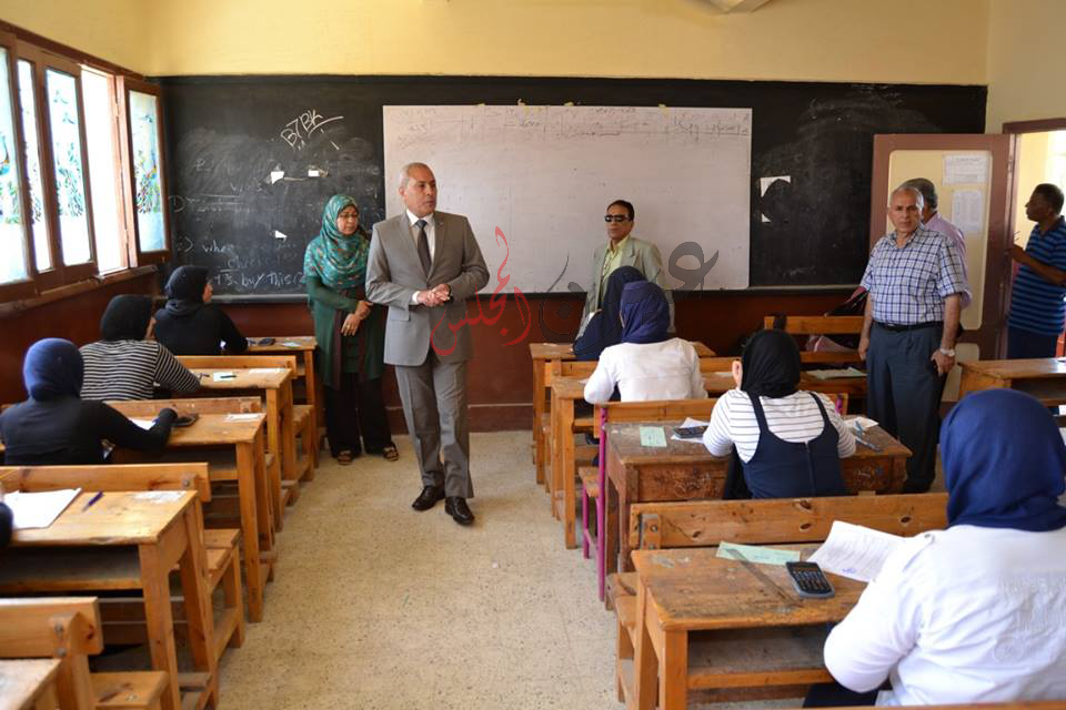 بالصور .. محافظ السويس يتفقد لجان إمتحانات الدبلومات الفنية