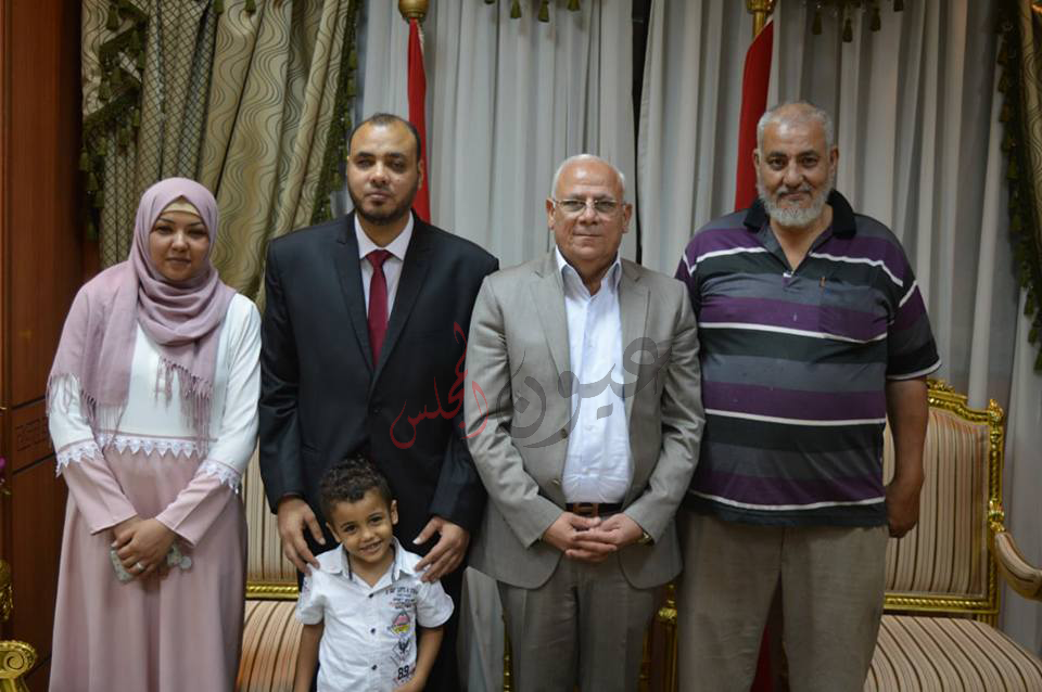 تكريم شاب كفيف لحصوله على درجة الماجستير بـ إمتياز