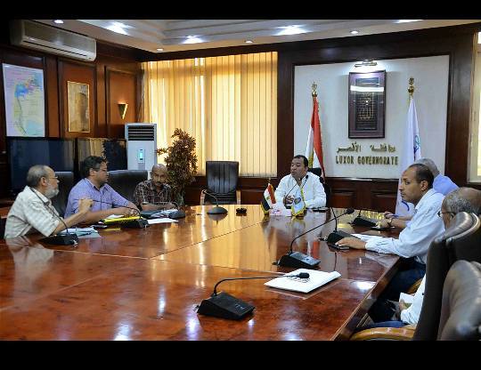 محافظ الأقصر يجتمع بمديري مدريات الطرق والري والأسكان لمتابعة المشروعات