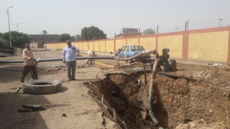 بالصور .. متابعة إصلاح ماسورة المياة المكسورة بالأقصر وعودة المياة الي المنازل
