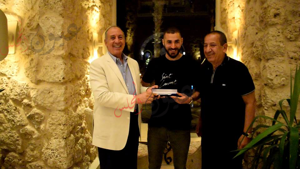 بالصور .. إهداء مفتاح الغردقة لـ كريم بنزيما