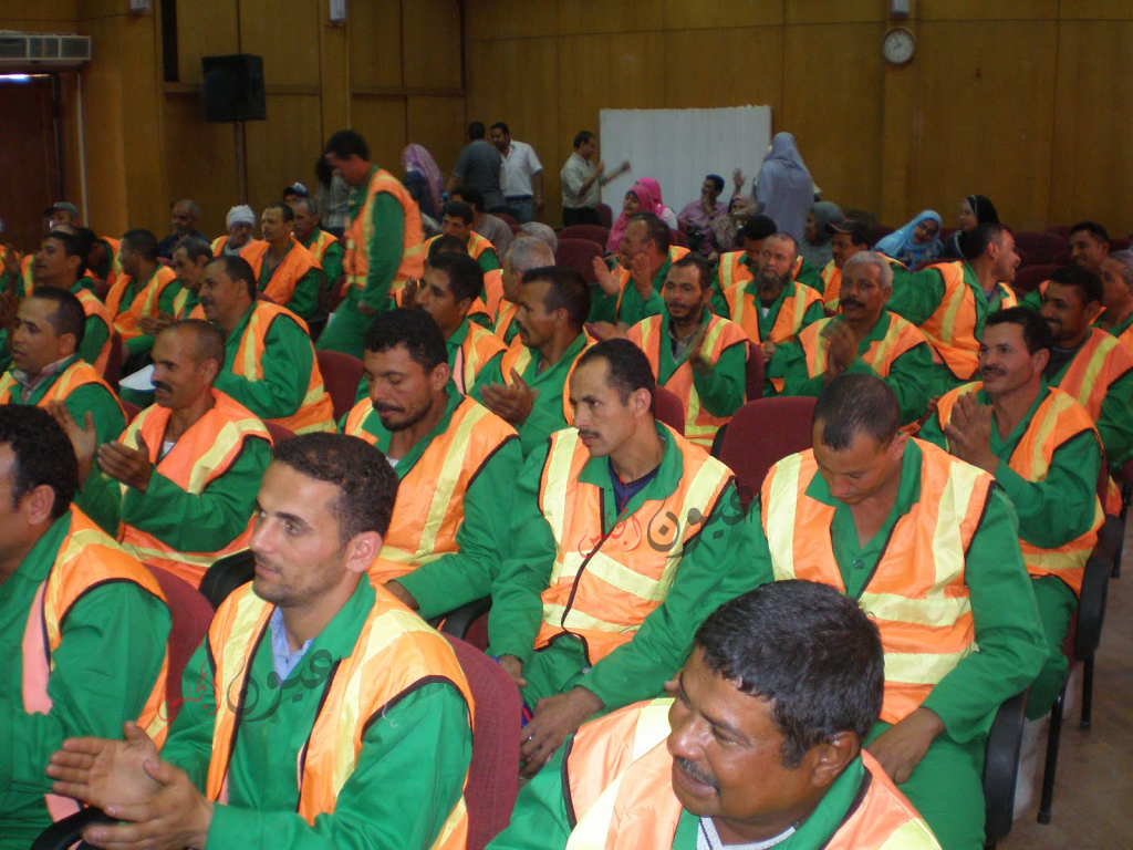 رفع راتب عمال النظافة لـ 60 جنية يومياً بـ السويس