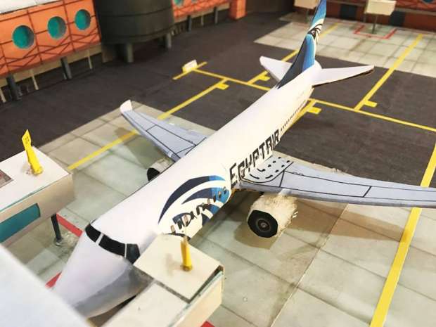 بالرغم  من صغر سنه “عبد الرحمن صبرى” منفذ نماذج طائرات بورق الفوم المضغوط ..!