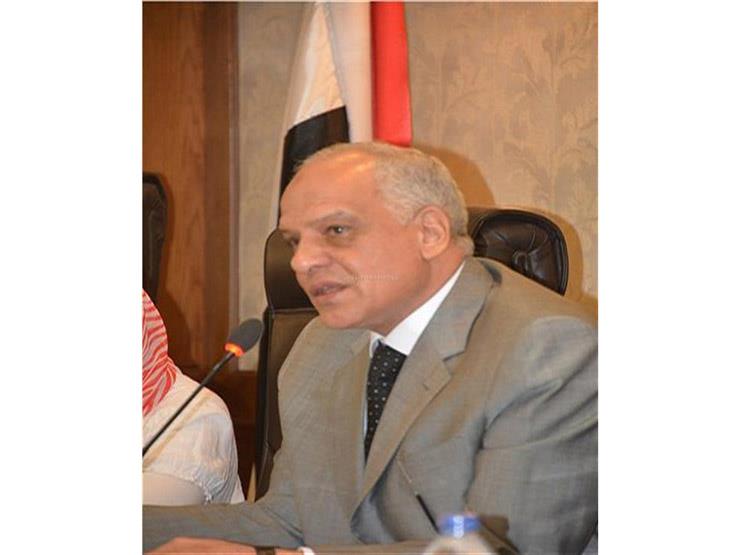 محافظ الجيزه…يصطحب كبار المسؤلين ويتجول بالميكروباص لرصد المخالفات