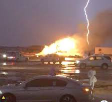 بالصور…صاعقة تضرب سيارة محملة بالأعلاف فى السعودية