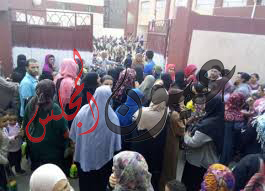 اولياء أمور مدرسه إبتدائى يتظاهرون امام المدرسه لتقسيمها (حكومى وتجريبى)