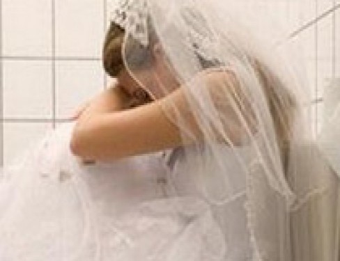 أنتحرت بمادة سامة عقب عشرة أيام زفافها