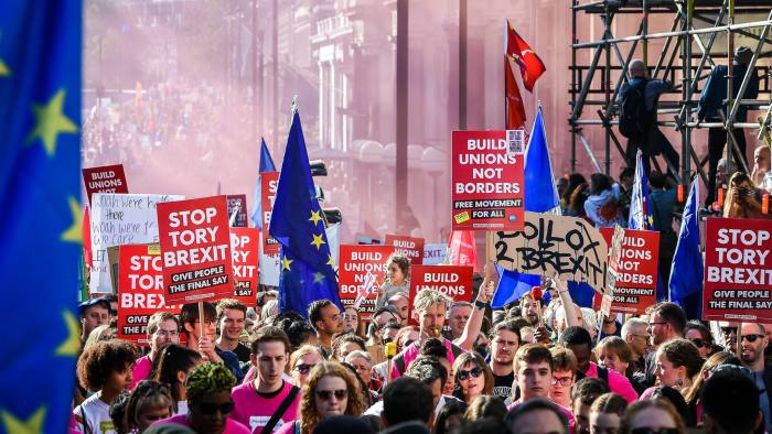 تظاهرات بالالاف في بريطانيا