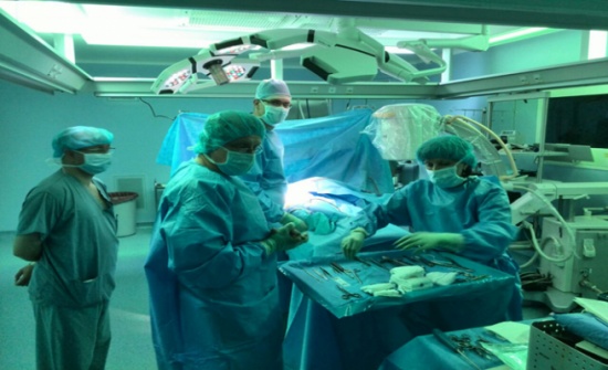 فاجأت دكتور التخدير بورقة قديمة فى غرفه العمليات… فكانت الصدمه !!!