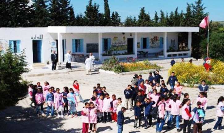 مدير مدرسة يصفع طالبة ويسقط أحد أسنانها بسبب 2 جنيه