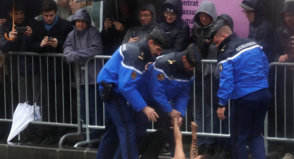 اقتحام “عارية” لموكب ترامب في باريس