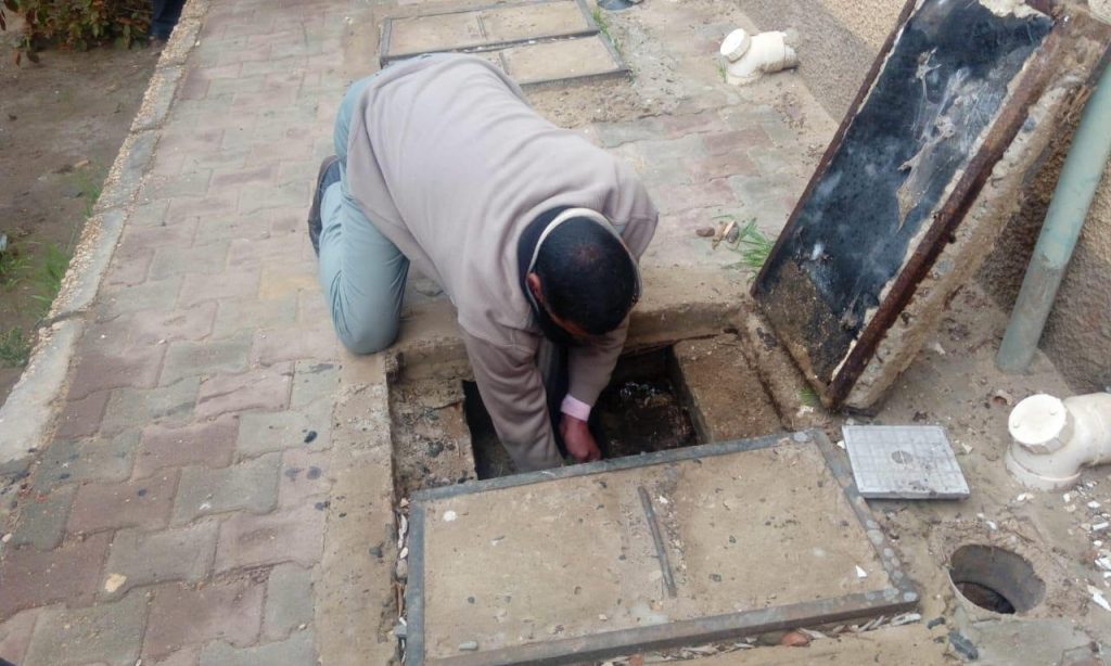 مدير مدرسة بالغربية يبدأ يومه بتنظيف بالوعة صرف المدرسة