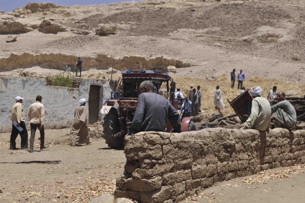 الآثار: إحباط محاولة مسلحين لسرقة آثار “الجبلين” بالأقصر