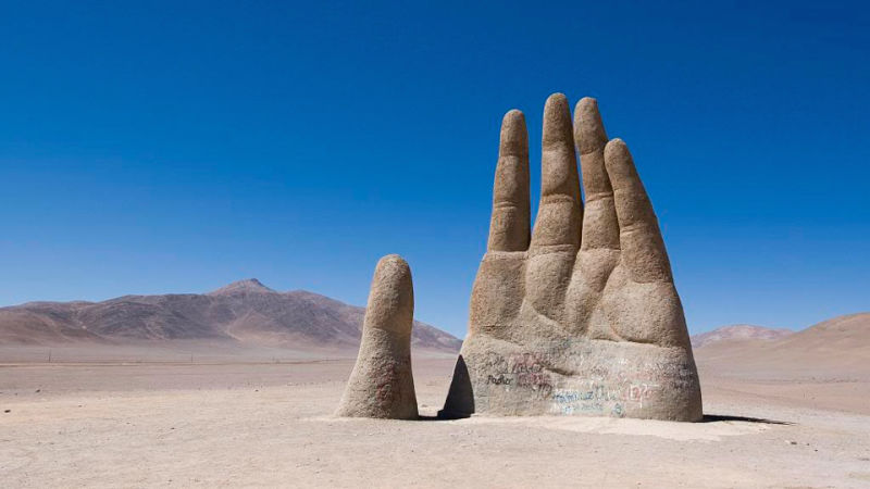 ظهور يد عملاقة تخرج من الرمال …