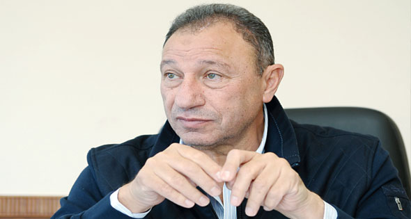 وسط الكثير من الامنيات والدعوات بشفائه.. الخطيب في العمليات لاستئصال ورم في الرقبة