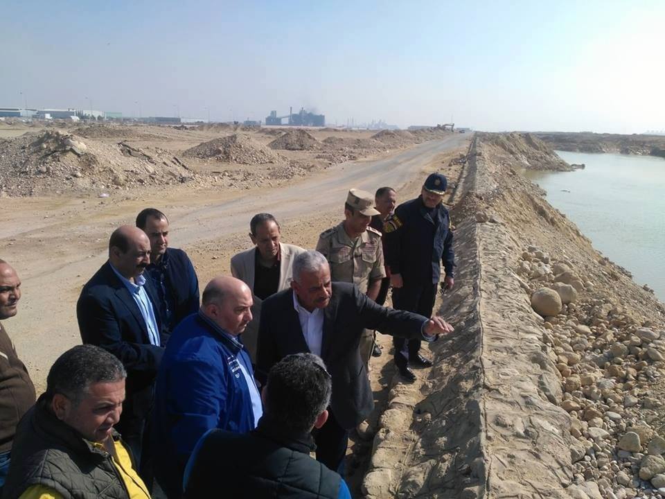 صقر يتابع موقف السيول بطريق السخنة