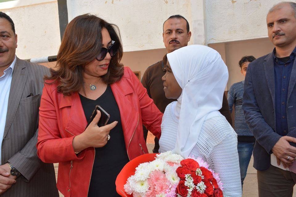بعد واقعة إساءة معلم لطالبة، محافظ دمياط تزور مدرسة الشهيد محمد جمال صابر الإعدادية المشتركة وتقدم باقة الزهور للطالبة بسملة