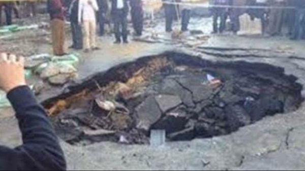 هبوط أرضى بعمق 5 أمتار أمام قرية شاوه بالمنصورة