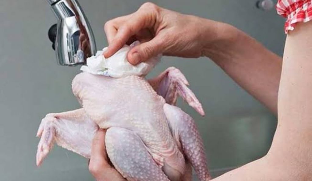 خطر غسل الدجاج قبل طهيه..