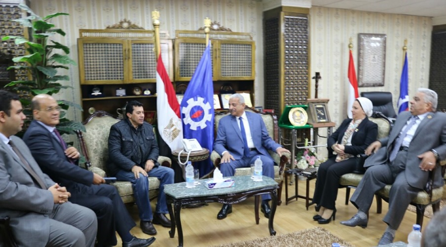 وزير الشباب والرياضة يقوم بجولة تفقدية لعدد من المنشآت الرياضية مع محافظ السويس