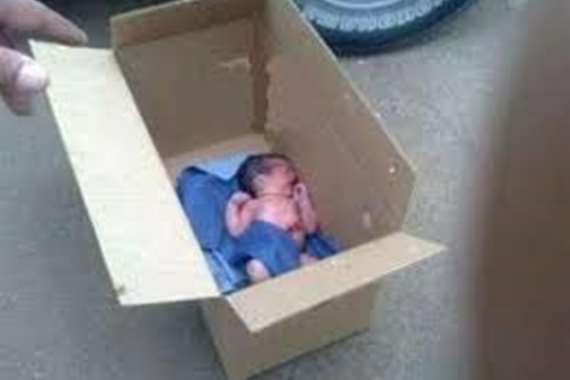 جثة رضيعة في “كرتونة” والمستشفى ترد