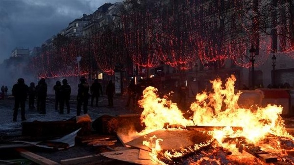 بالتزامن مع احتجاجات باريس انفجارات تهز الشانزيلزيه