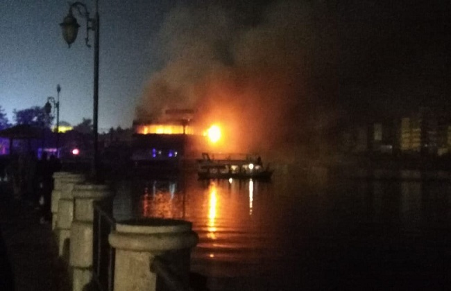 حريق هائل يلتهم أحد المراكب النيلية بشارع المشاية السفلية في المنصورة