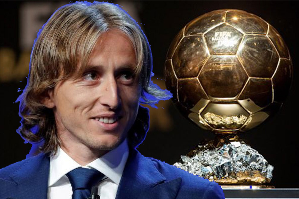 مودريتش يتوج بجائزة الكرة الذهبية و يحطم توقعات ميسي ورونالدو