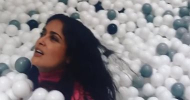 سلمي حايك تحتفل بطريقتها بقدوم الكريسماس