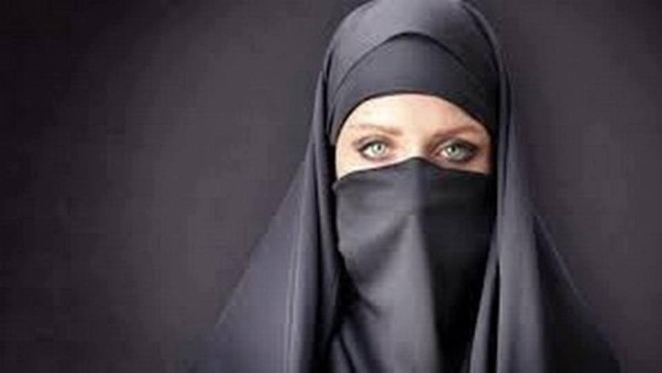 أستاذ يطرد طالبة منقبة ومواقع التواصل تلتهب فى الجزائر