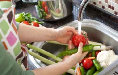 أطعمة يحذر الخبراء من غسلها قبل تناولها ..