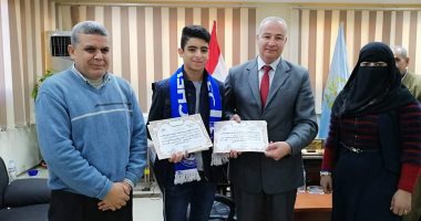 مدير عام الشباب والرياضة بكفر الشيخ يكرم طالب اخترع جهاز روبوت للكشف عن المعادن والألغام