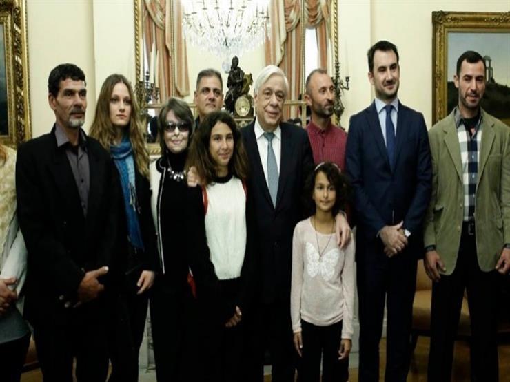 كافأت السلطات اليونانية مصريين اثنين وألباني على شجاعتهما بمنحهم الجنسية