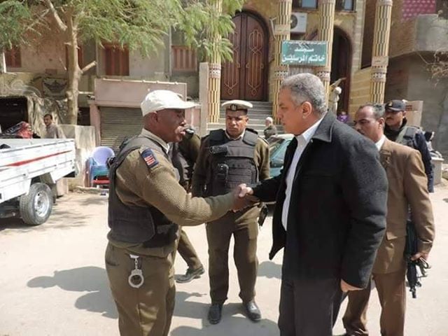 مدير أمن الفيوم يفاجئ الاكمنة الثابتة والمتحركة بتأمين الكنائس والمصالح الحكومية