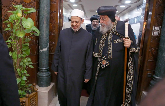 الإمام الأكبر يزور مقر الكاتدرائية المرقسية لتهنئة قداسة البابا تواضروس