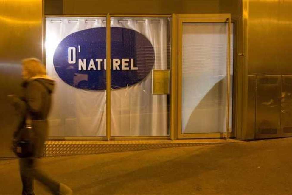 أول مطعم للعراه في باريس يغلق أبوابه . . .