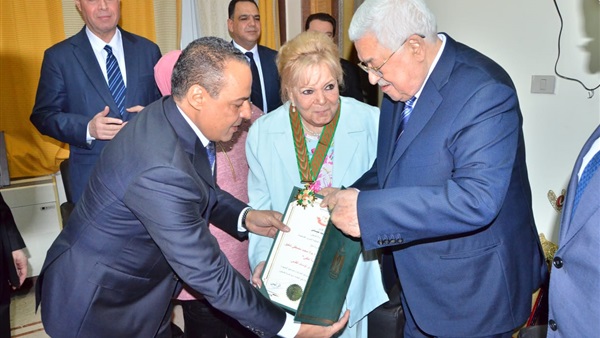 الرئيس الفلسطيني يكرم الفنانة القديرة نادية لطفي ب”نجمة القدس”