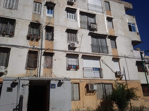 عقوبة من يتخلف عن طلاء بيته . . .