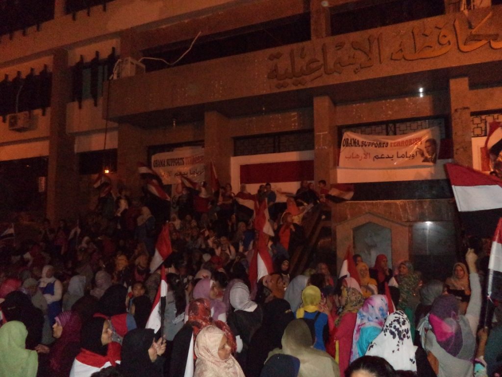 أهالي الإسماعيلية يحتجون على قرار إزالة منازلهم أمام ديوان المحافظة . . .