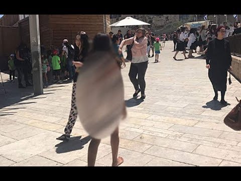 فتاة تتجول عارية في الشوارع.. والسبب كارثى