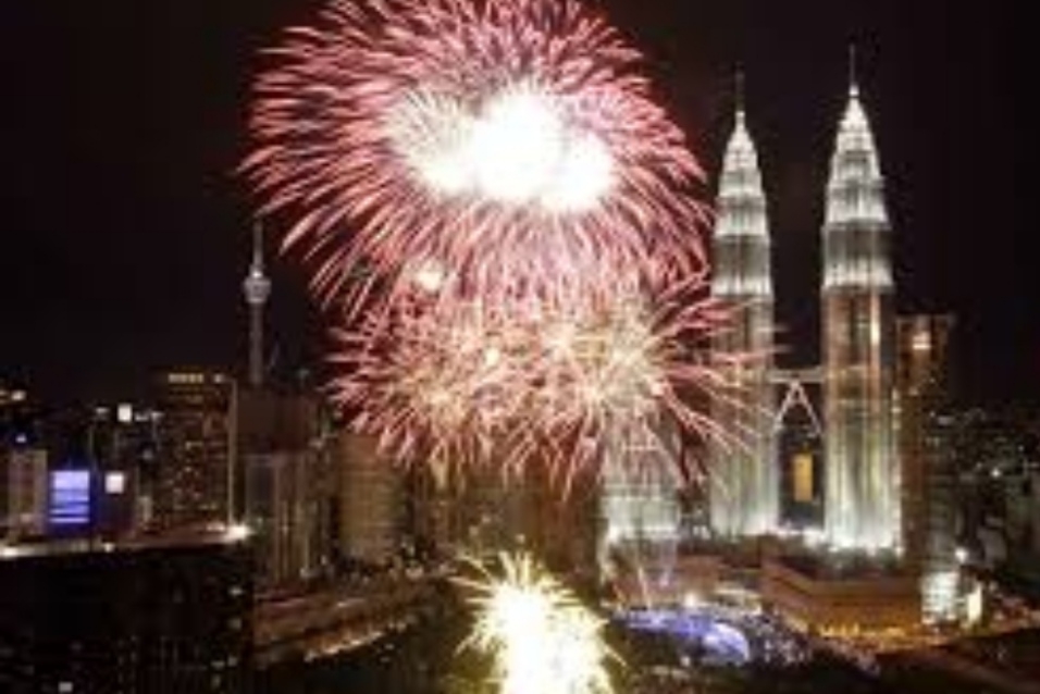 (  إدخلوها  بالرجل  اليمين  )  !!