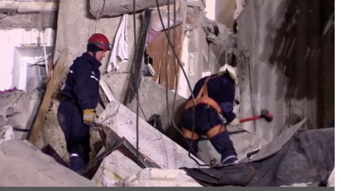 انهيار سكني يتسبب في موت 37 شخص بروسيا