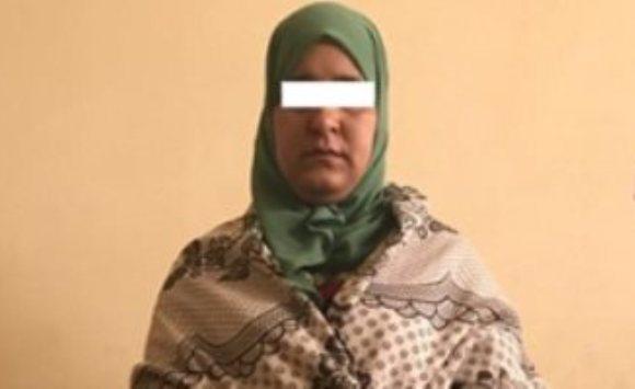 نصحتها بحل مشاكلها عن طريق السحر والدجل، فوثقت بها ومن ثم قتلتها وسرقتها