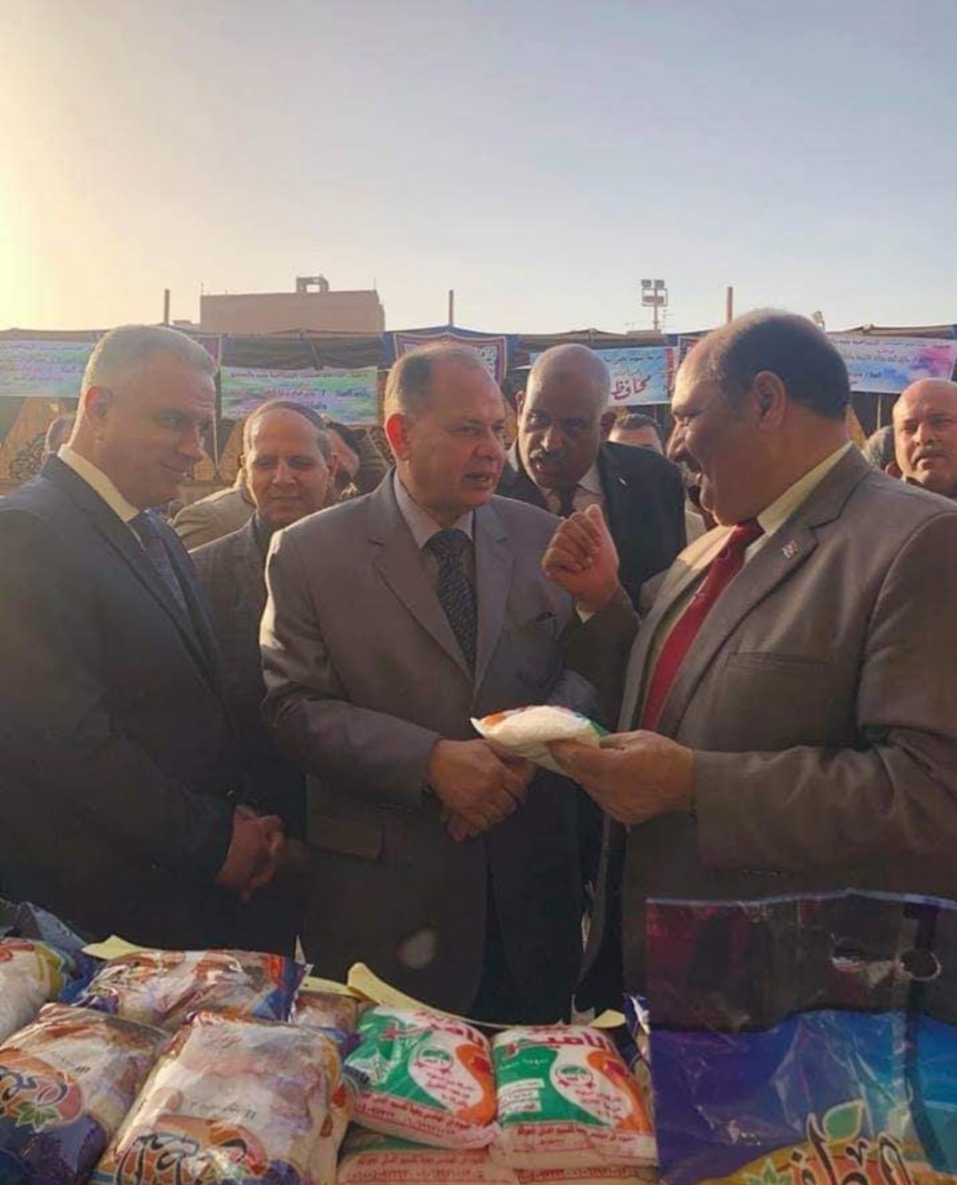 محافظ الفيوم ومدير الأمن يفتتحا معرض المنتجات الغذائية والحرفية