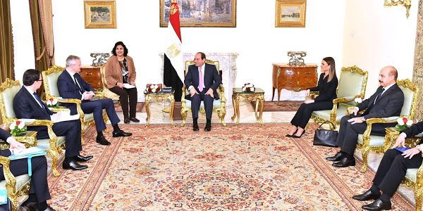 بطلب من “السيسي” فرنسا تصنع سيارات “بيجو” الكهربائية بمصر