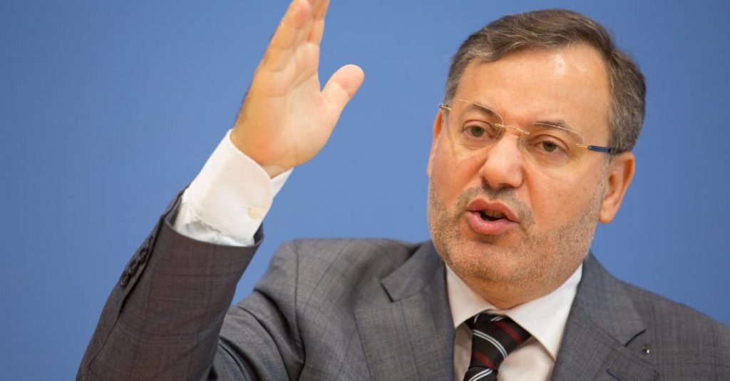 الإعلامي أحمد منصور  الأخوانى يصف جماعه الأخوان «بسذج و السفهاء»