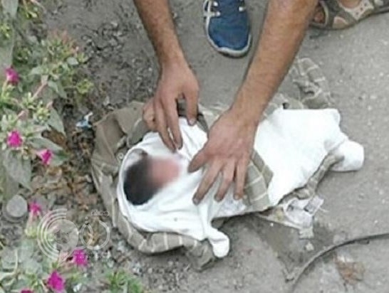 طفلة حديثة الولادة ملقاه في حقل أرز